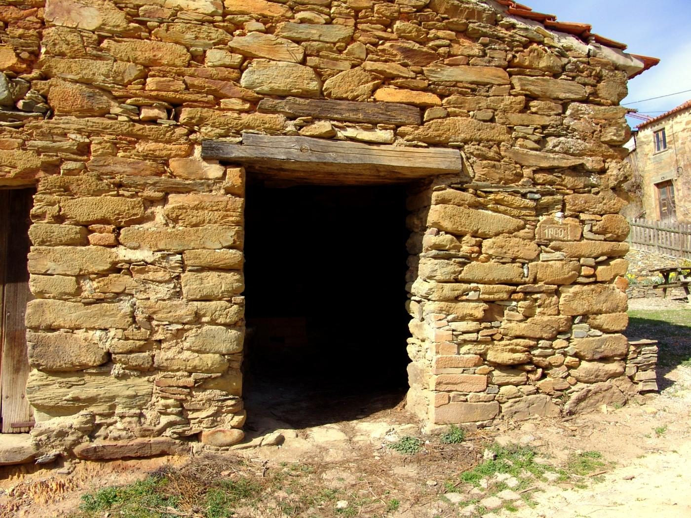Construção antiga em xisto
